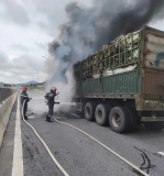 Xe đầu kéo bốc cháy trên cao tốc Hàm Nghi – Vũng Áng